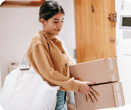 GuardeSim Self Storage. Espaço de armazenamento, Escrtórios compartilhados e Endereço Fiscal em Palhoça, na Grande Florianópolis - Imagem de mulher carregando caixas 2