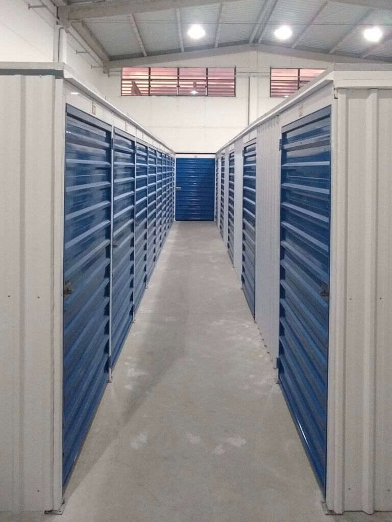 GuardeSim Self Storage. Espaço de armazenamento, Escrtórios compartilhados e Endereço Fiscal em Palhoça, na Grande Florianópolis - espaço dos boxes corredor